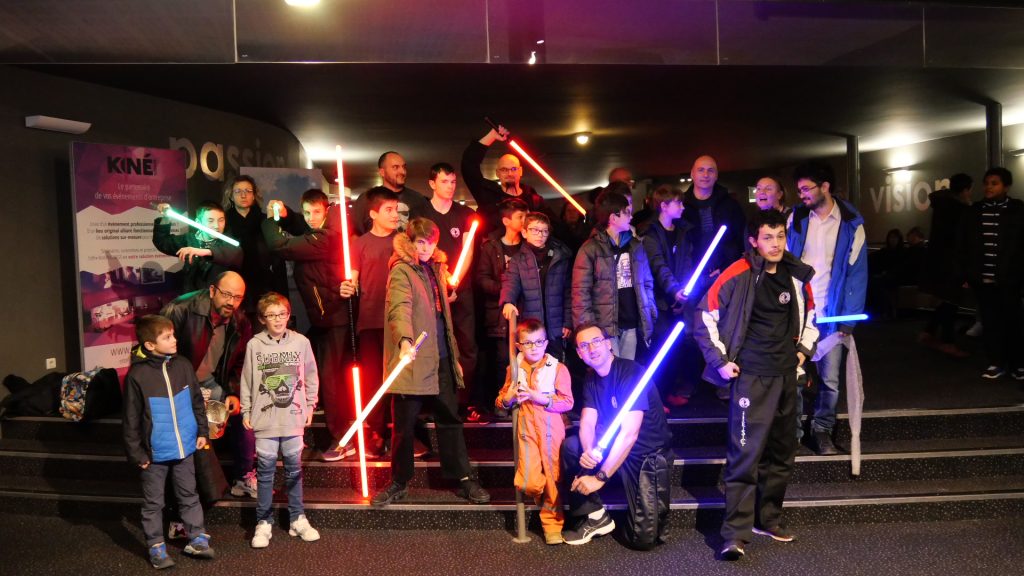 Photo de groupe avec sabre laser pour la sortie familiale organisée par énergie sport culture lors de la sortie du film Starwars 9